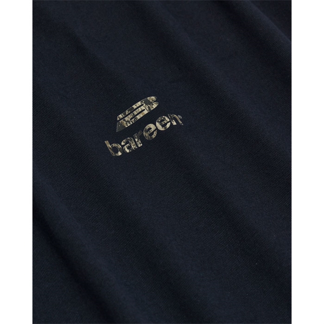 Stilren t-shirt i mørkeblå med camo logo fra Bareen