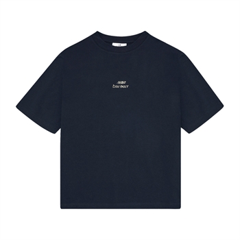 Stilren t-shirt i mørkeblå med camo logo fra Bareen