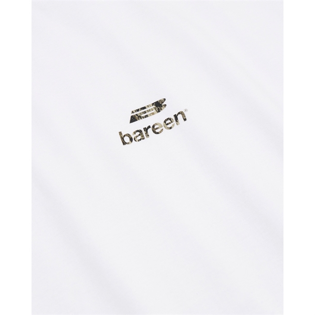 Stilren t-shirt i hvid med camo logo fra Bareen