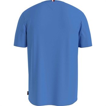 Regular lyseblå Tommy Hilfiger t-shirt med detaljer over brystet.