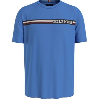 Regular lyseblå Tommy Hilfiger t-shirt med detaljer over brystet.