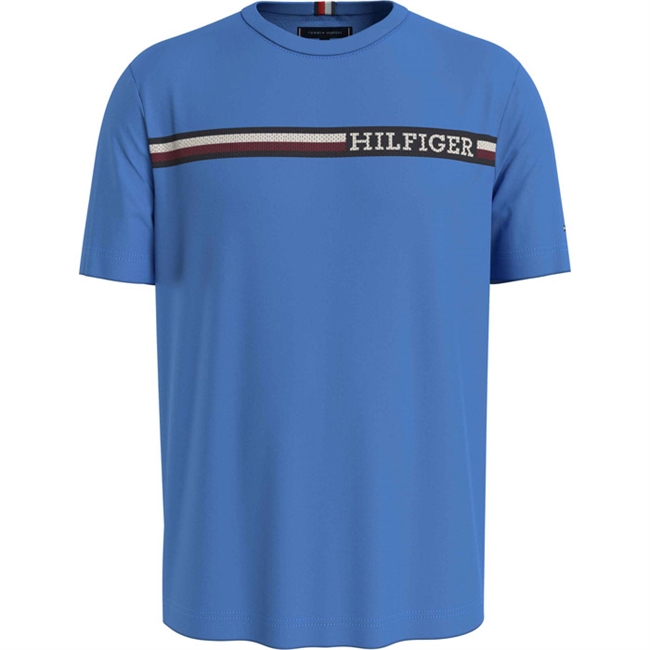 Regular lyseblå Tommy Hilfiger t-shirt med detaljer over brystet.