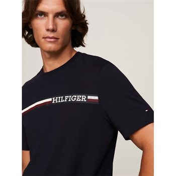 Mørkeblå logo t-shirt i regular fra Tommy Hilfiger.