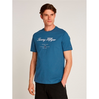 Lækker støvet blå t-shirt fra Tommy Hilfiger med logo