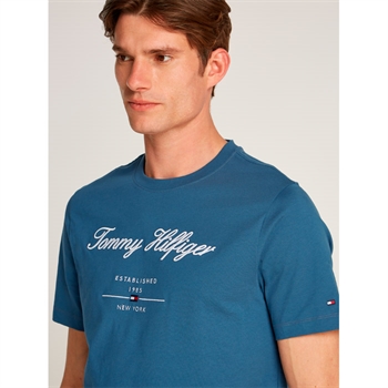 Lækker støvet blå t-shirt fra Tommy Hilfiger med logo