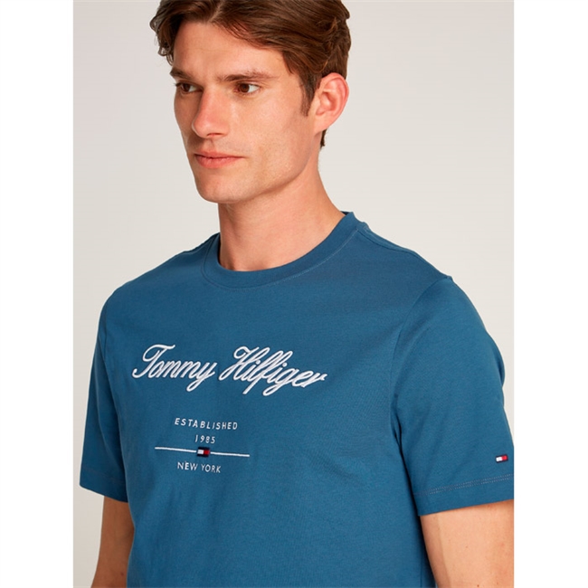 Lækker støvet blå t-shirt fra Tommy Hilfiger med logo