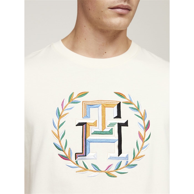 Lækker T-Shirt fra Tommy Hilfiger med farverigt brodering