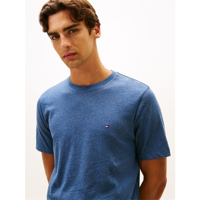 Pæn og klassisk t-shirt i støvet blå fra Tommy Hilfiger