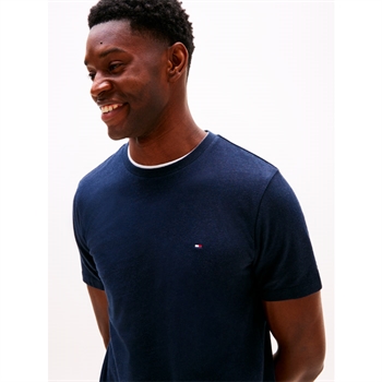 Pæn og klassisk t-shirt i blå med logo fra Tommy Hilfiger