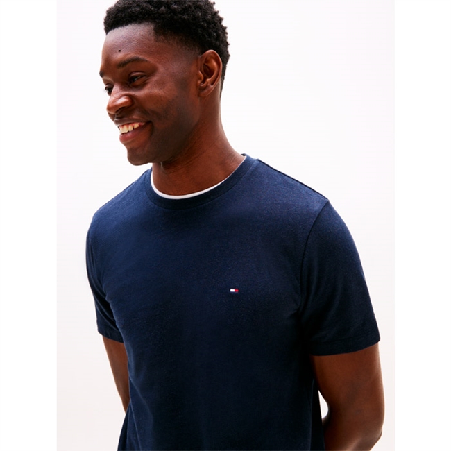 Pæn og klassisk t-shirt i blå med logo fra Tommy Hilfiger