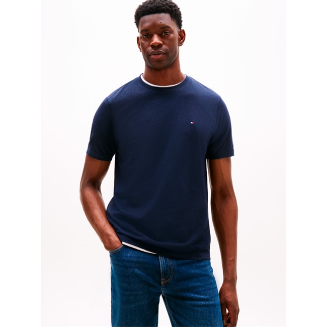 Pæn og klassisk t-shirt i blå med logo fra Tommy Hilfiger