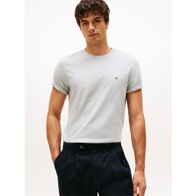 Pæn og klassisk t-shirt i grå med logo fra Tommy Hilfiger