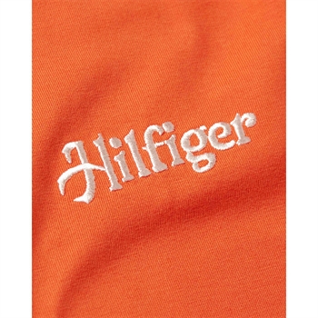 Smart orange t-shirt med logo på brystet, og print på ryggen fra Tommy Hilfiger