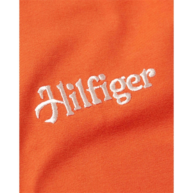 Smart orange t-shirt med logo på brystet, og print på ryggen fra Tommy Hilfiger