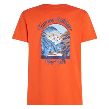 Smart orange t-shirt med logo på brystet, og print på ryggen fra Tommy Hilfiger