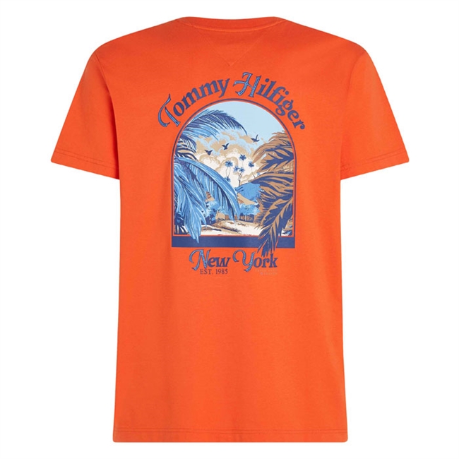 Smart orange t-shirt med logo på brystet, og print på ryggen fra Tommy Hilfiger