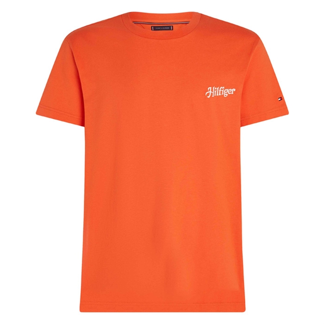 Smart orange t-shirt med logo på brystet, og print på ryggen fra Tommy Hilfiger