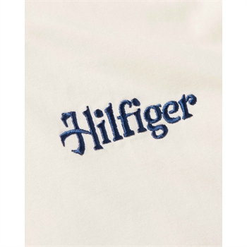 Smart sand farvet t-shirt med logo på brystet, og print på ryggen fra Tommy Hilfiger