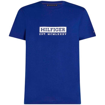 Flot kongeblå t-shirt med print på brystet fra Tommy Hilfiger.