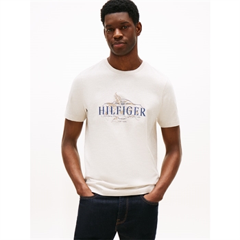Flot sand farvet t-shirt med blåt print på brystet fra Tommy Hilfiger