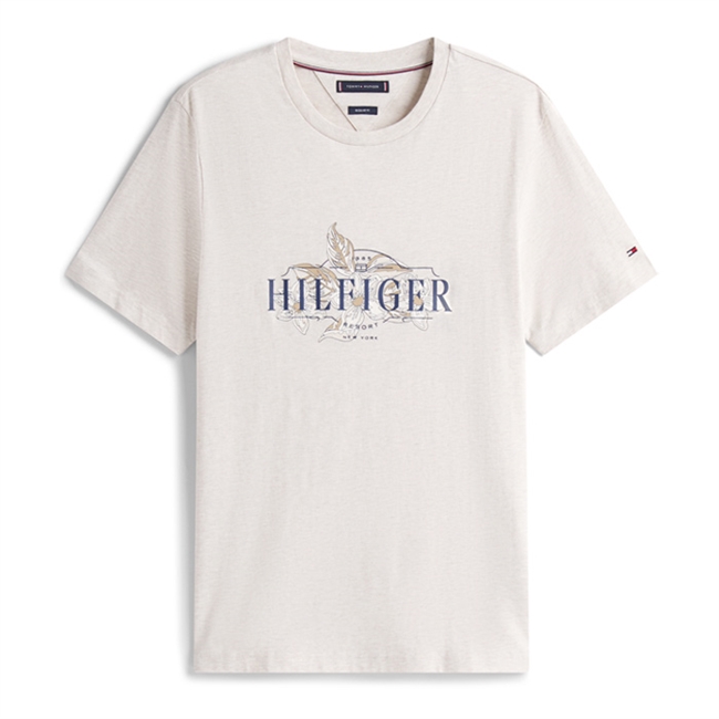 Flot sand farvet t-shirt med blåt print på brystet fra Tommy Hilfiger