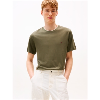 Pæn og klassisk t-shirt i grøn med logo fra Tommy Hilfiger