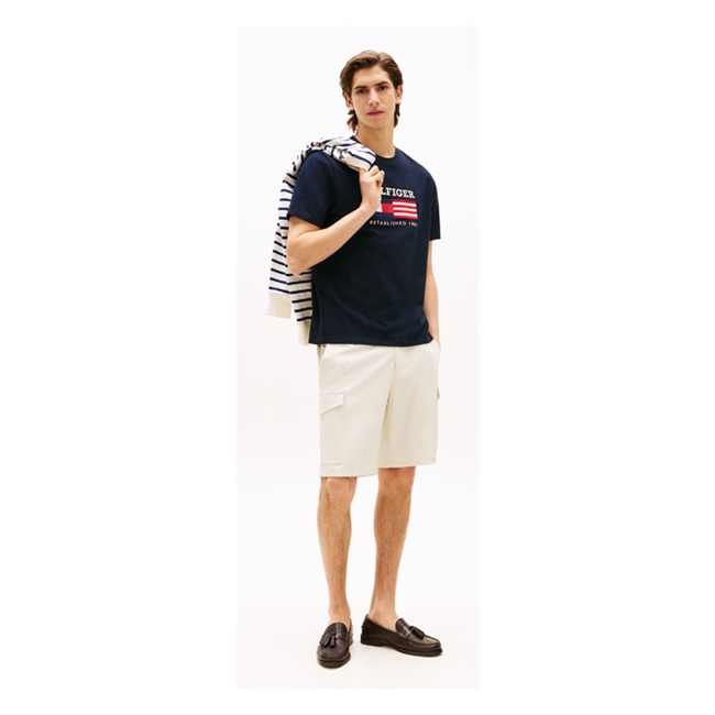 Behagelig navy t-shirt med print og logo fra Tommy Hilfiger