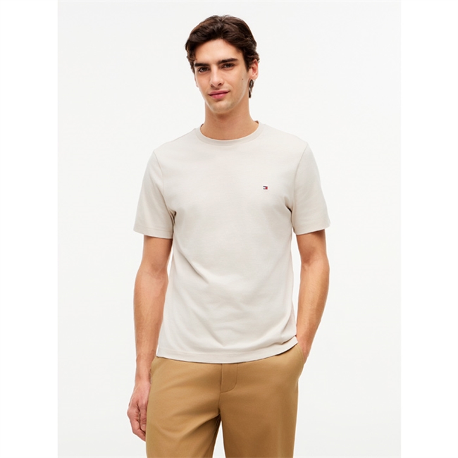 Klassisk sandfarvet t-shirt med logo fra Tommy Hilfiger