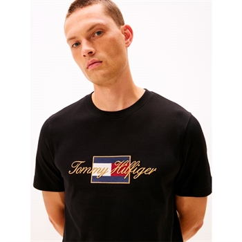 Pæn og moderne t-shirt i sort med print fra Tommy Hilfiger