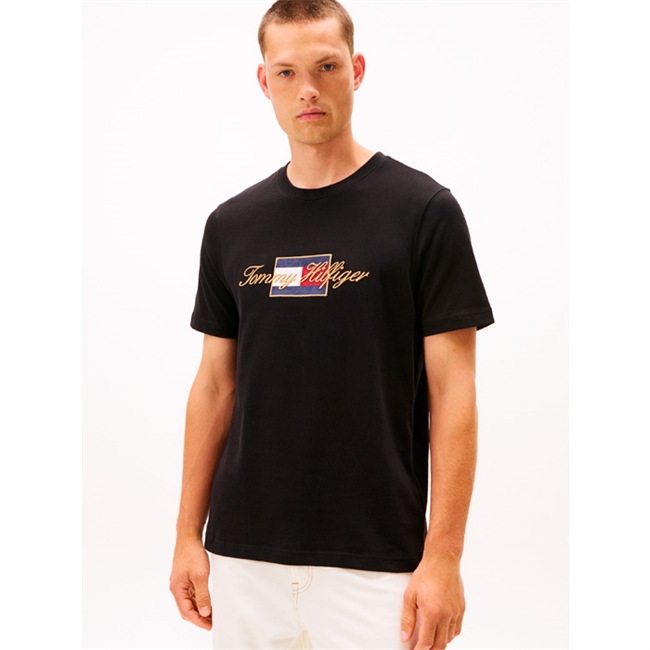 Pæn og moderne t-shirt i sort med print fra Tommy Hilfiger
