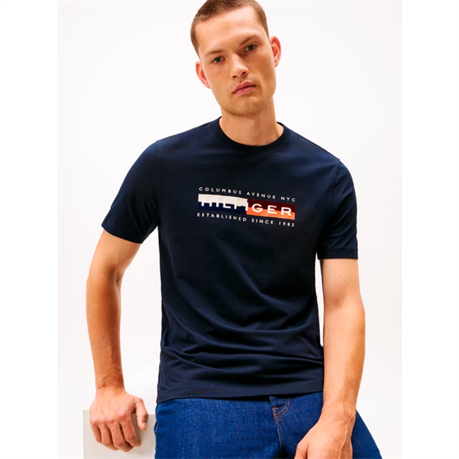Smart navy t-shirt med unikke detaljer fra Tommy Hilfiger