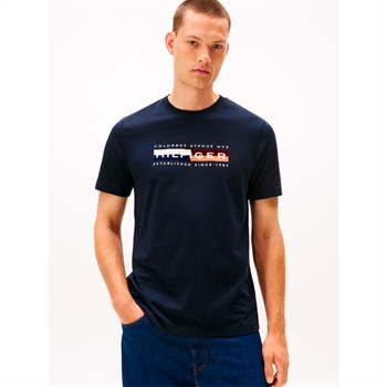 Smart navy t-shirt med unikke detaljer fra Tommy Hilfiger