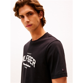 Pæn og moderne arch t-shirt i sort med logo fra Tommy Hilfiger