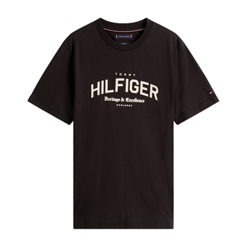 Pæn og moderne arch t-shirt i sort med logo fra Tommy Hilfiger