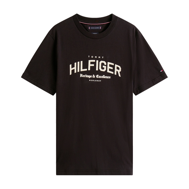 Pæn og moderne arch t-shirt i sort med logo fra Tommy Hilfiger