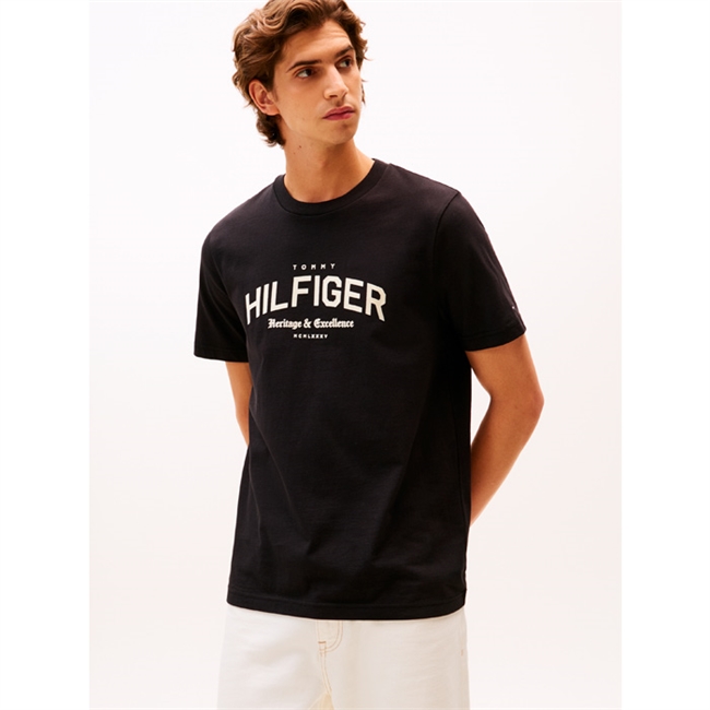Pæn og moderne arch t-shirt i sort med logo fra Tommy Hilfiger