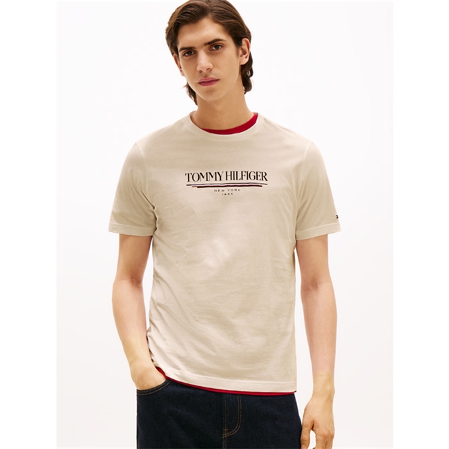 Pæn og moderne love t-shirt i sand farve fra Tommy Hilfiger