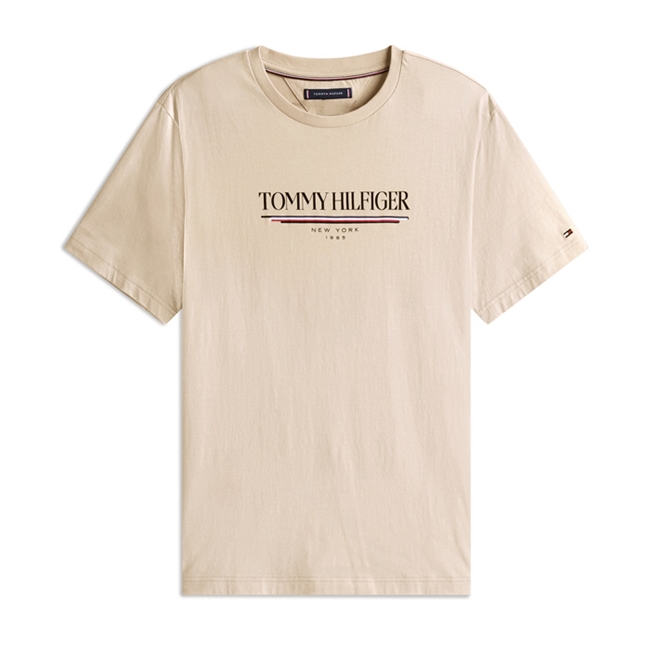 Pæn og moderne love t-shirt i sand farve fra Tommy Hilfiger