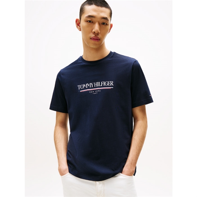 Pæn og moderne love t-shirt i blå fra Tommy Hilfiger