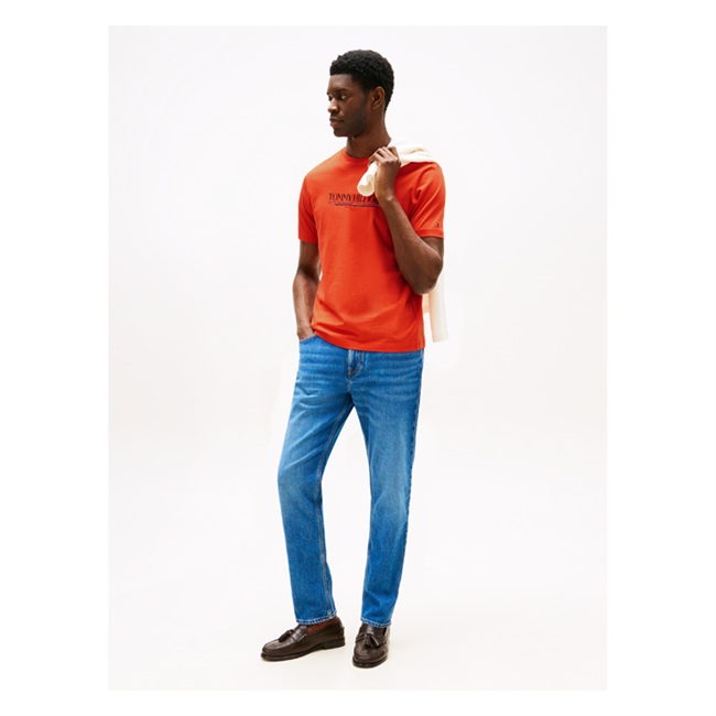 Pæn og moderne love t-shirt i orange fra Tommy Hilfiger