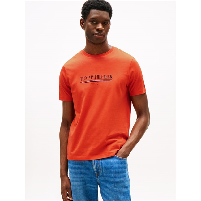 Pæn og moderne love t-shirt i orange fra Tommy Hilfiger