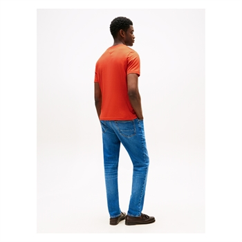 Pæn og moderne love t-shirt i orange fra Tommy Hilfiger