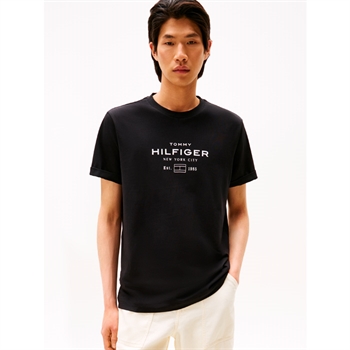 Klassisk sort t-shirt med logo og unikke detaljer fra Tommy Hilfiger