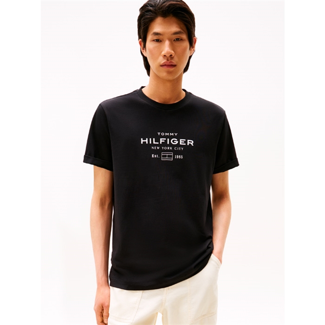 Klassisk sort t-shirt med logo og unikke detaljer fra Tommy Hilfiger