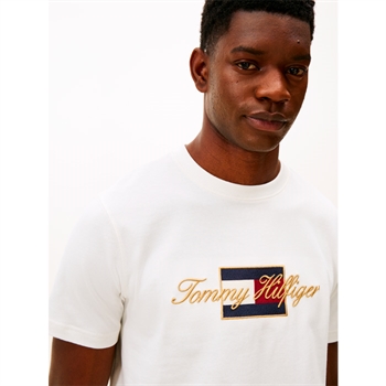 Klassisk hvid t-shirt med logo og unikke detaljer fra Tommy Hilfiger