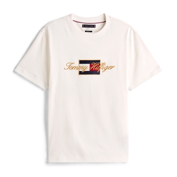 Klassisk hvid t-shirt med logo og unikke detaljer fra Tommy Hilfiger