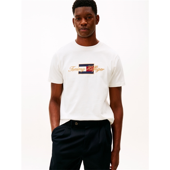 Klassisk hvid t-shirt med logo og unikke detaljer fra Tommy Hilfiger