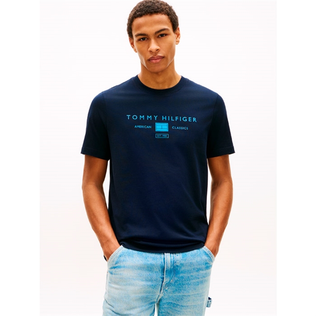 Smart mørkeblå t-shirt med logo fra Tommy Hilfiger