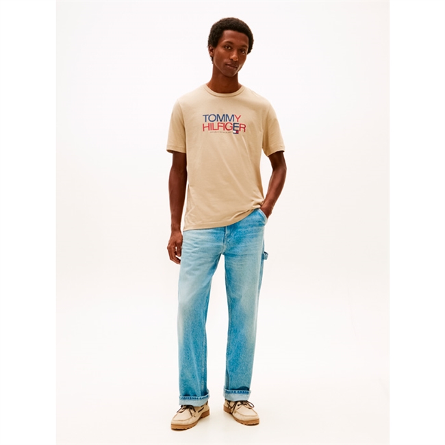 Moderne sandfarvet t-shirt med logo fra Tommy Hilfiger