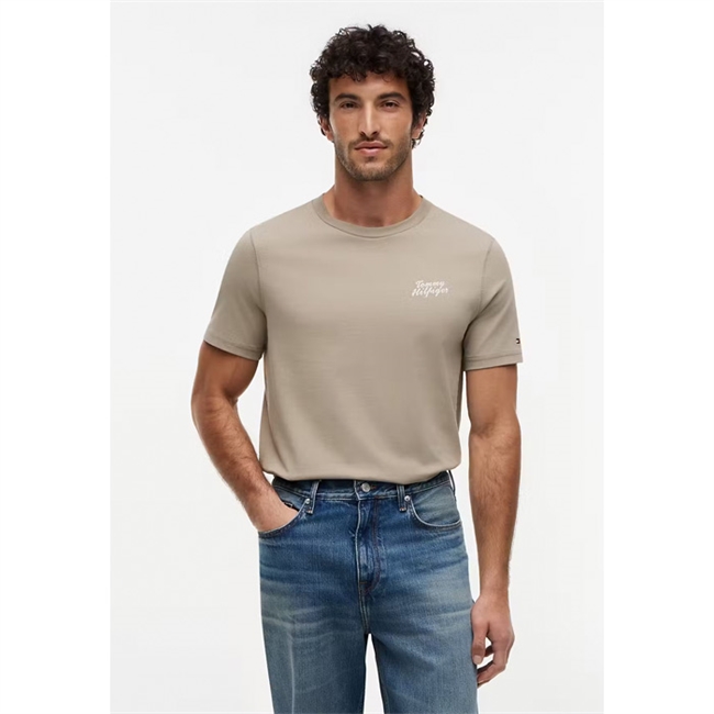 Pæn t-shirt i beige khaki farve med print på ryggen fra Tommy Hilfiger